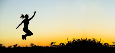 Mutluluk - gün batımında kadın siluet