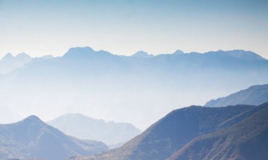 Panoramik mavi sisli dağlar arka plan, seyahat, konsept