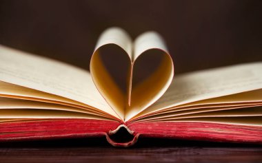 Kağıttan kalp şeklinde, aşk hikayesi, kendini sevme konsepti olan eski bir kitap.