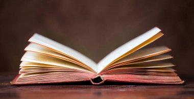 Sınıftaki masanın üstünde eski bir kitap var. Okula dönmek, okumak, öğrenme konsepti. Web pankartı.