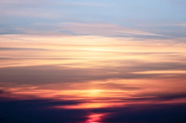 Barevný Západ Slunce Krásnou Zamračenou Oblohou Pozadí Mezerou Pro Kopírování — Stock fotografie