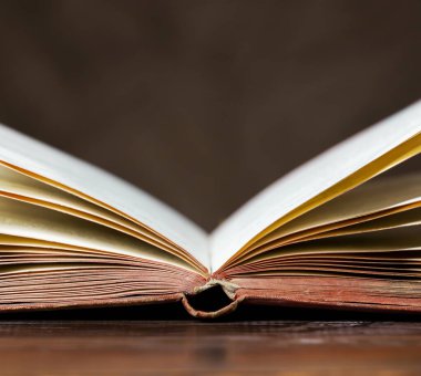 Hikaye kitabı, hikaye anlatma konsepti, ahşap zemin üzerine klasik kitap.. 