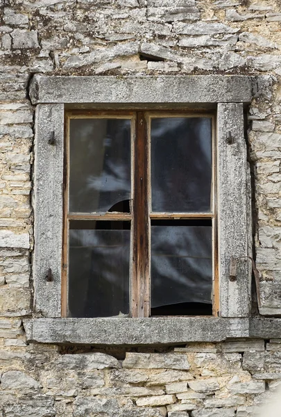 Vecchia finestra di legno — Foto Stock