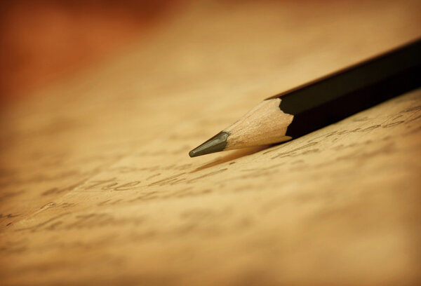 Карандаш на старом письме
