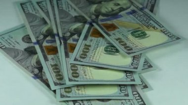Yüz dolar düşüyor