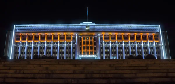 Almaty - das Gebäude der Stadtverwaltung — Stockfoto