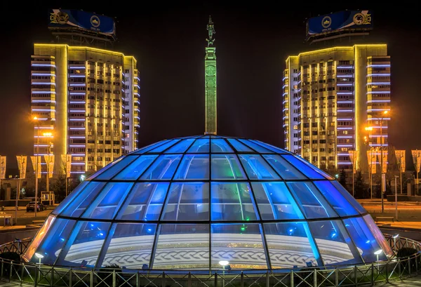 Almaty - Monumento a la Independencia de Kazajstán — Foto de Stock