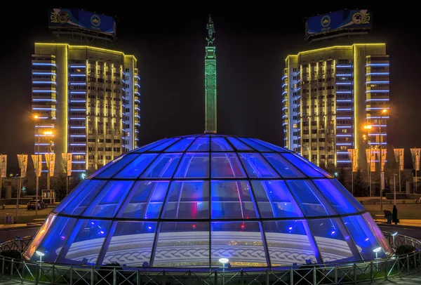 Almaty - Monumento a la Independencia de Kazajstán — Foto de Stock