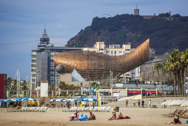 在巴塞罗那的金色鲸鱼雕塑 — 图库照片
