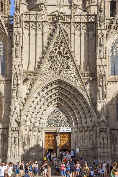Kutsal haç ve Aziz Eulalia katedral girişinde — Stok fotoğraf