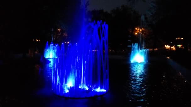 Fuente de Plaza De Catalunya - Vista nocturna — Vídeos de Stock