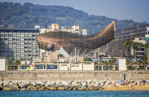 Escultura ballena dorada en Barcelona — Foto de Stock