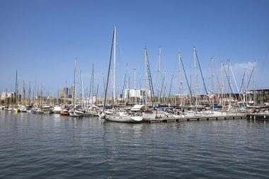 Yat ve yelkenli Barcelona Port Vell demirleyen