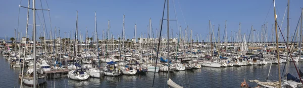 Yachten und Segelboote im Hafen von Barcelona festgemacht — Stockfoto