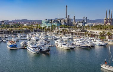 Barcelona'da bağlantı noktası Forum Yatlar demirli