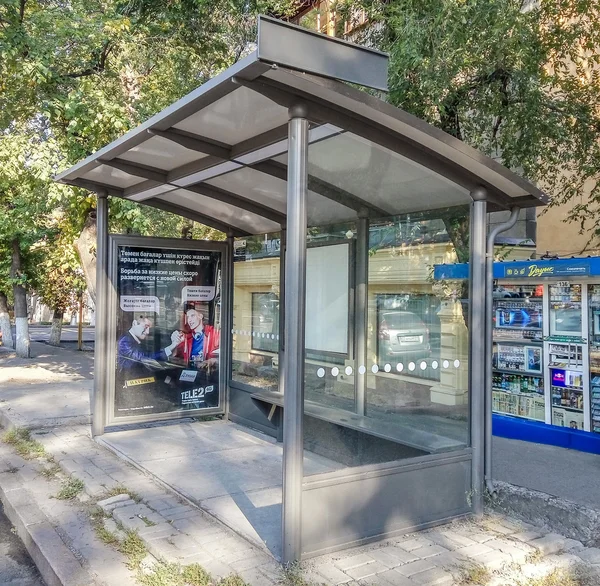 Busstationen vid staden — Stockfoto