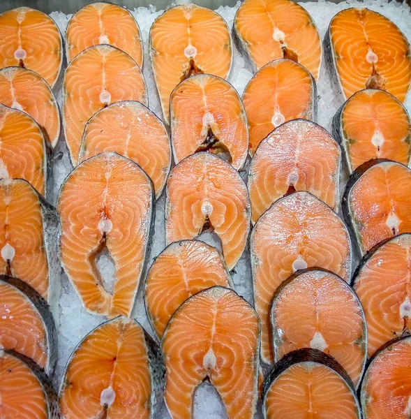 Стейки лосося на льду — стоковое фото