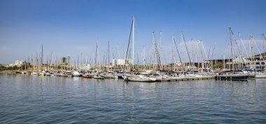 Yat ve yelkenli Barcelona Port Vell demirleyen