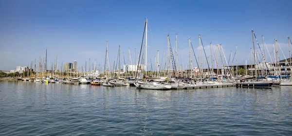 Yates y veleros amarrados en el Port Vell de Barcelona — Foto de Stock