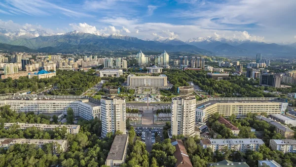 Almatı - Cumhuriyet Meydanı'nda havadan görünümü — Stok fotoğraf