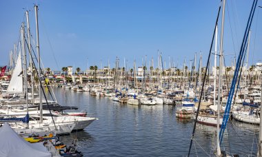 Yat ve yelkenli Barcelona Port Vell demirleyen