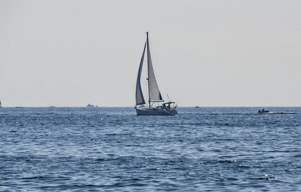 Yacht dans les eaux océaniques — Photo