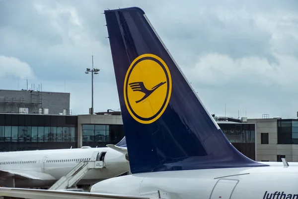 Lufthansa vliegtuigen bij de terminal van Frankfurt International A — Stockfoto