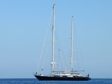 Fransız Riviera - Siyah yelkenli