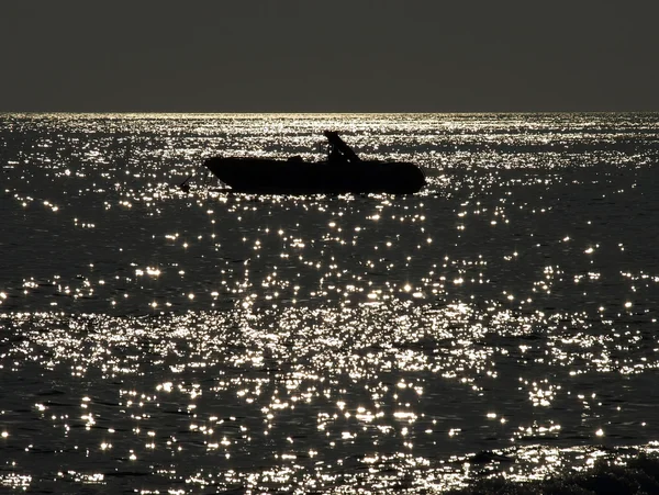 Bateau de pêche sur la mer — Photo