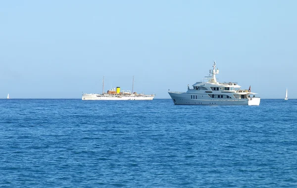 Côte d'Azur - Bateau de luxe et vieux navire à passagers — Photo
