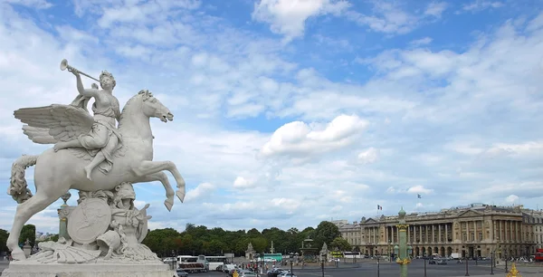 Paris - Place de la Concorde - kanatlı heykeli — Stok fotoğraf