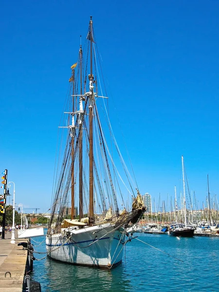 Segelboot vor Anker in Barcelona — Stockfoto