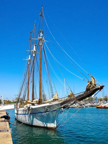 Barca a vela ancorata a Barcellona — Foto Stock