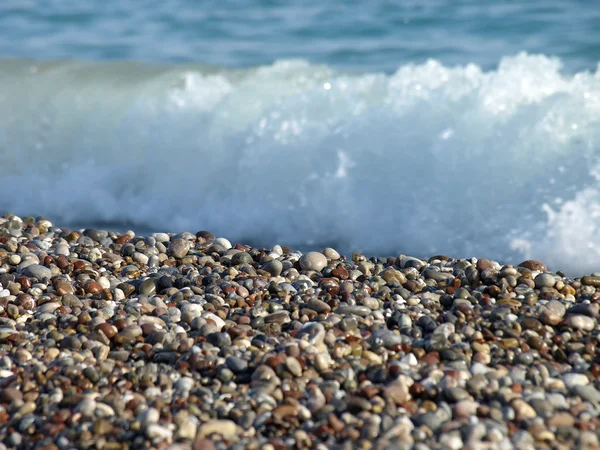 Камені пляж хвилі — стокове фото