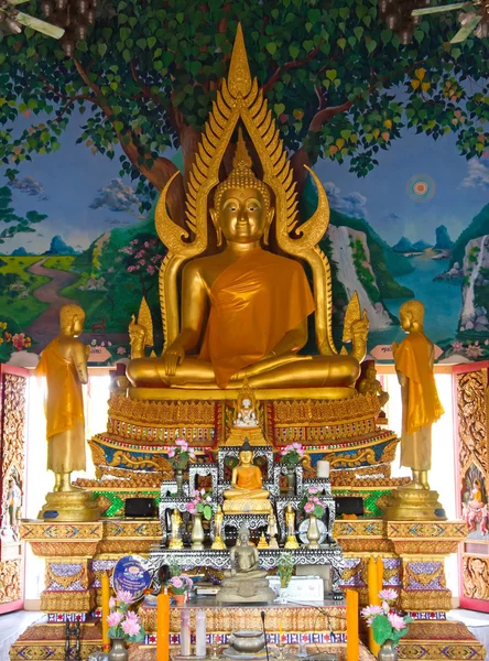 Buddha dourado dentro do templo — Fotografia de Stock