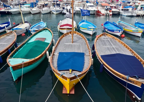 Stadt der schönen - bunte Boote im Hafen von Nizza — Stockfoto
