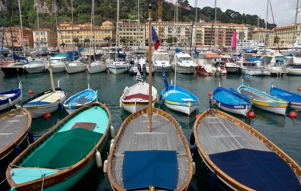 Město Nice - barevné lodě v přístavu de Nice — Stock fotografie