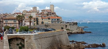 Antibes - Cityscape ve Akdeniz kıyılarında