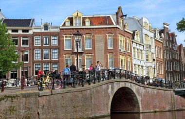 Amsterdam - kanallar ve tipik Hollanda evleri