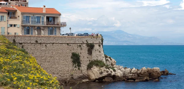 Antibes - Paysage urbain et côte méditerranéenne — Photo