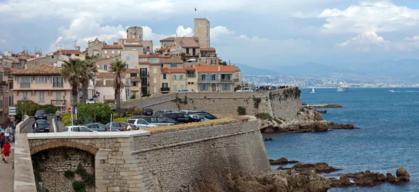 Antibes - Paesaggio urbano e costa mediterranea — Foto Stock