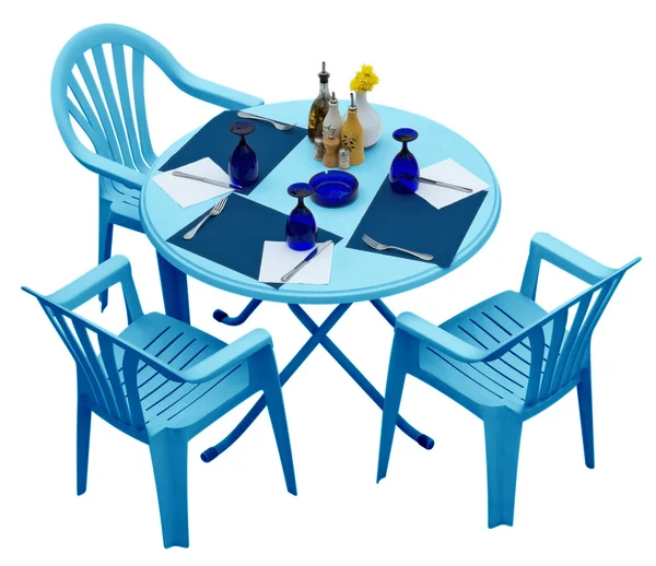 Blauer Kunststofftisch mit Stühlen auf weißem Untergrund — Stockfoto