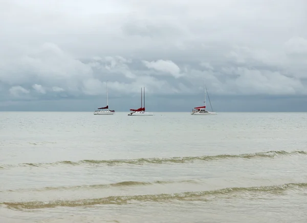Mar tropical con tres yates solitarios — Foto de Stock