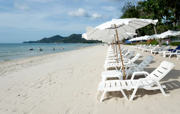 Playa con tumbonas y sombrillas — Foto de Stock