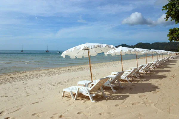 Praia com espreguiçadeiras e guarda-sóis — Fotografia de Stock