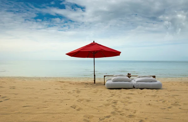 Red umbrella at the beach — Stock Photo, Image