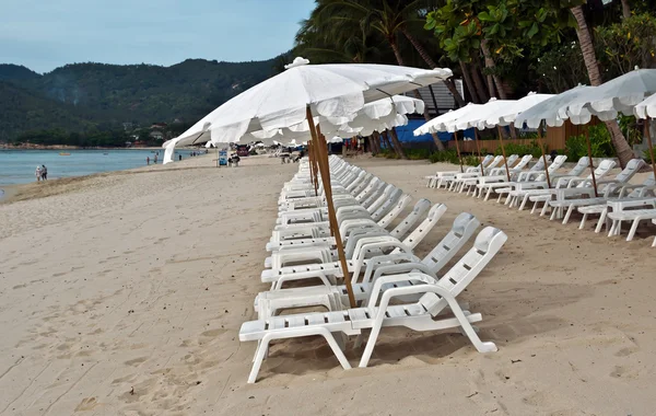 Guarda-chuvas brancos na praia — Fotografia de Stock