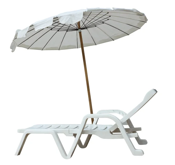 Parapluie blanc et chaise longue — Photo