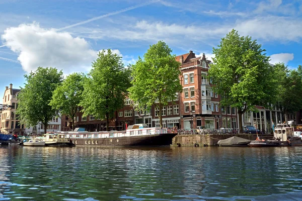 Amsterdam - kanalen en typische Nederlandse huizen — Stockfoto