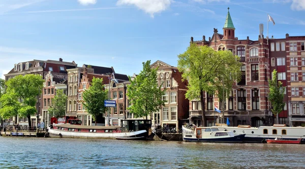 Amsterdam - kanalen en typische Nederlandse huizen — Stockfoto